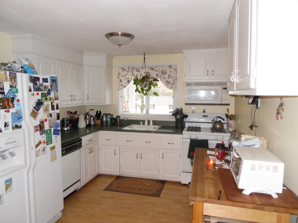 73 Raymond Road Marlborough, MA 01752 - Photo 5 of 23 Gallery Image 5