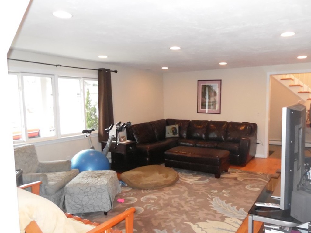 73 Raymond Road Marlborough, MA 01752 - Photo 6 of 23 Gallery Image 6