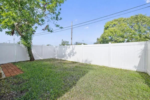 a view of a backyard