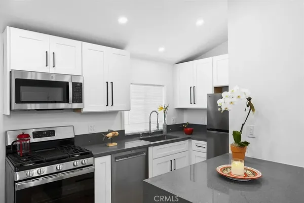 $2,950 | 274 Cliff Drive, Unit 6, Laguna Beach, CA 92651