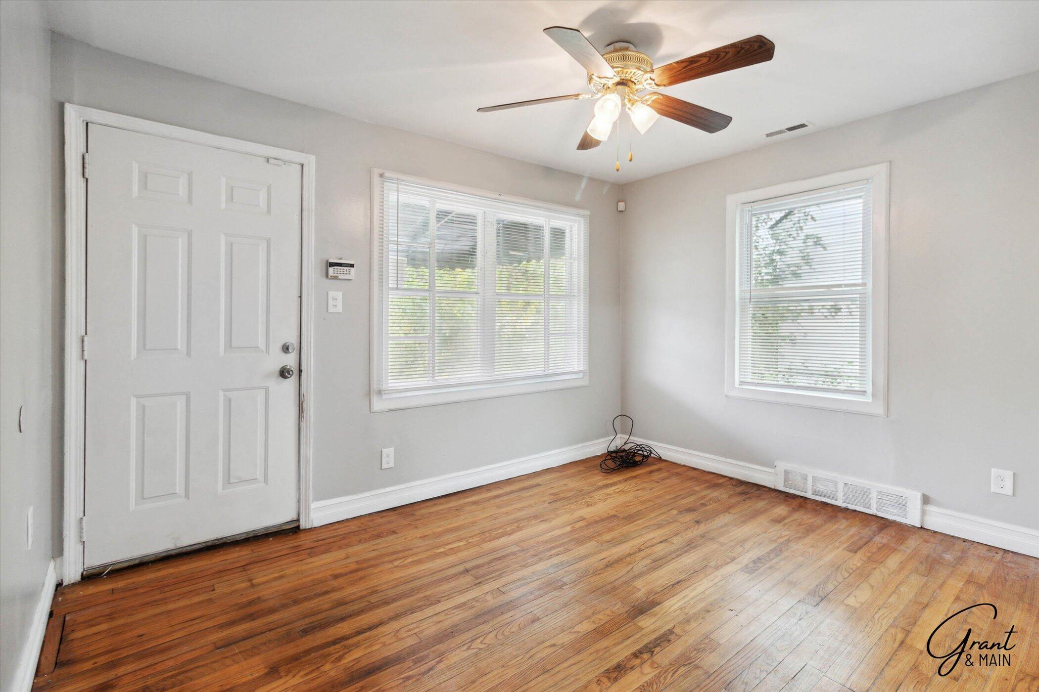 7209 Prospect Avenue Warren, MI 48091 - Photo 2 of 8 7209-Prospect-Ave-living-room