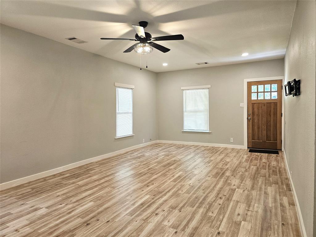 327 East Hull Street Denison, TX 75021 - Photo 6 of 35