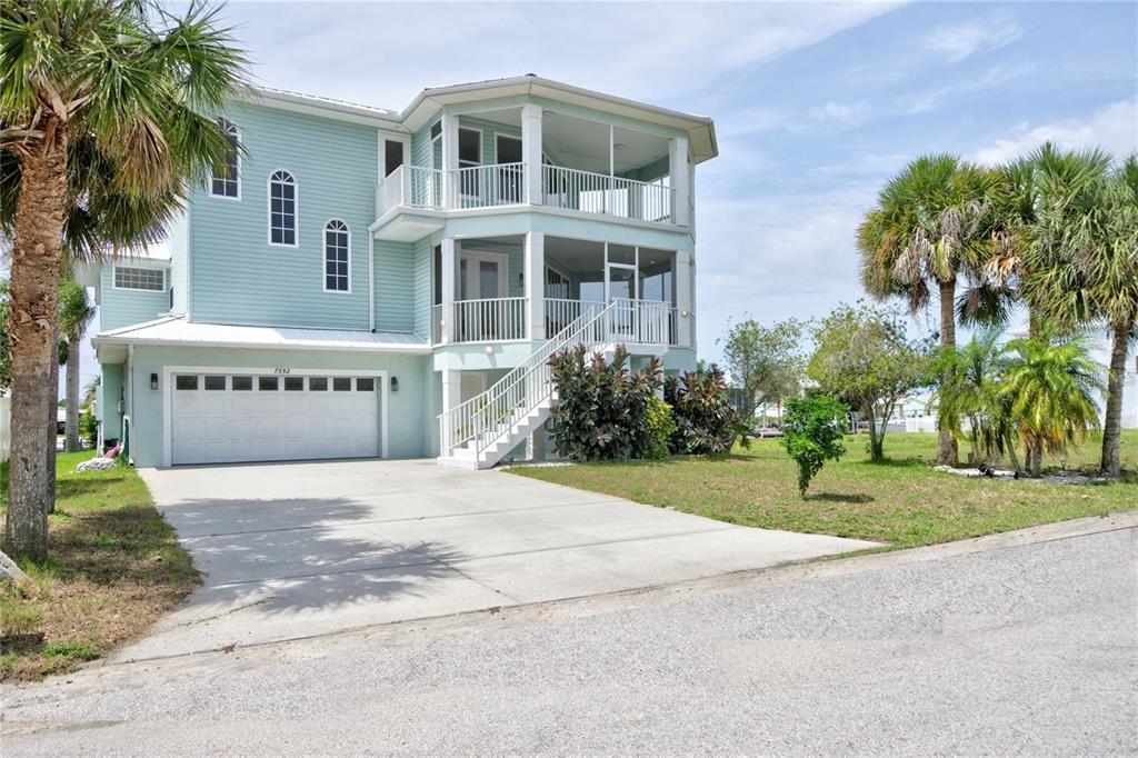 7352 Gulf Way Hudson, FL 34667 - Photo 1 of 69