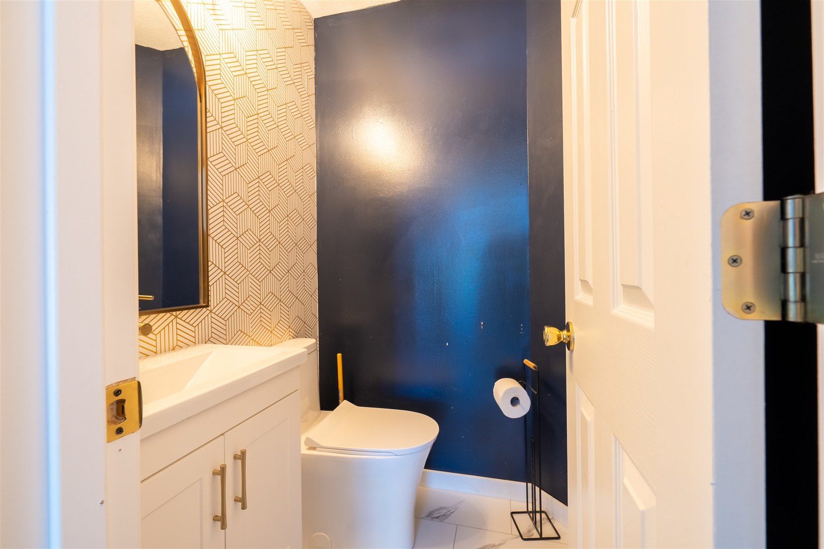 4397 North 3200 East Road Arrowsmith, IL 61722 - Photo 13 of 33 a bathroom with a toilet and a shower