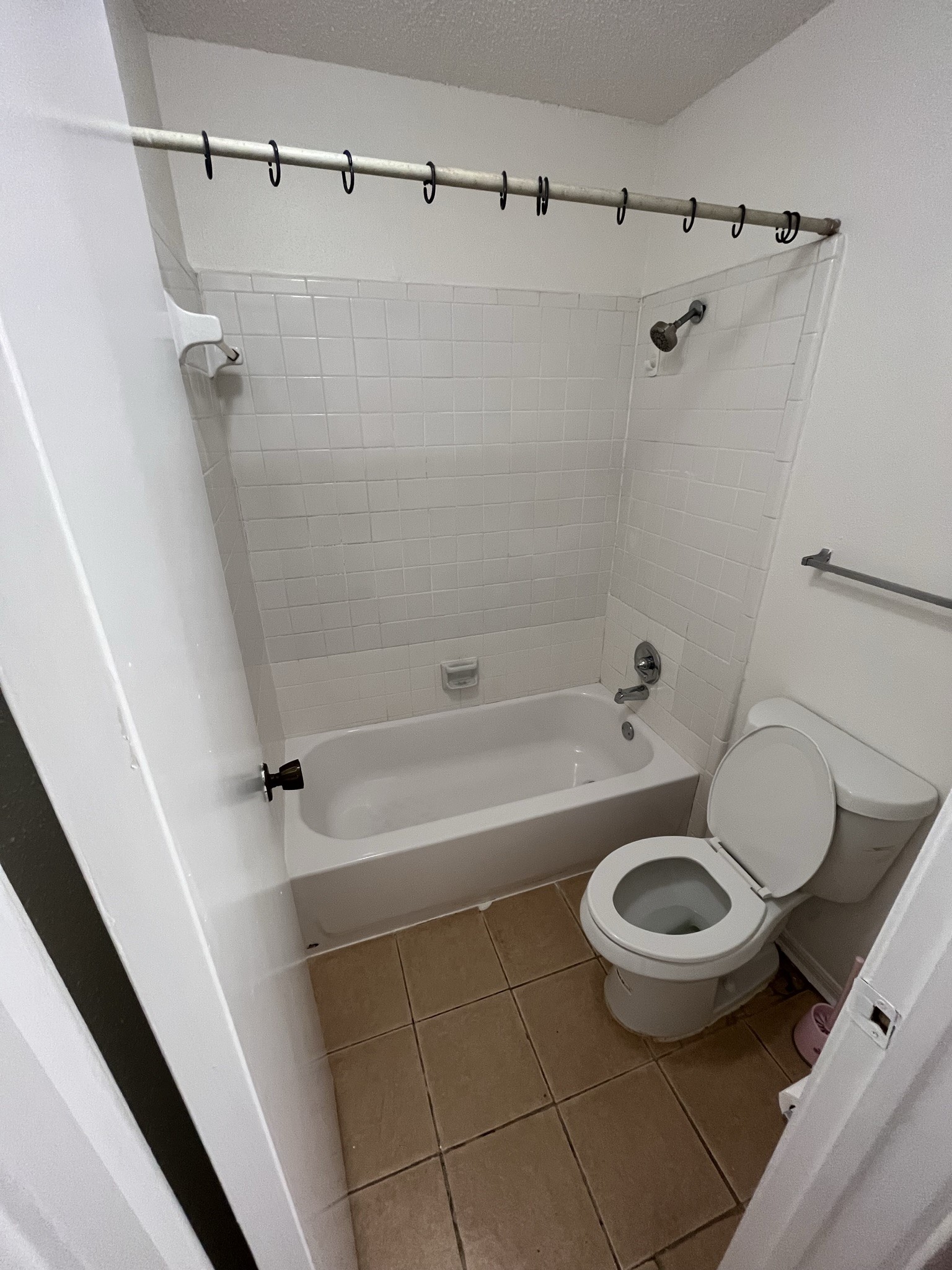 2120 El Paseo Street, Unit 1912 Houston, TX 77054 - Photo 17 of 34 a bathroom with a sink a toilet and a shower