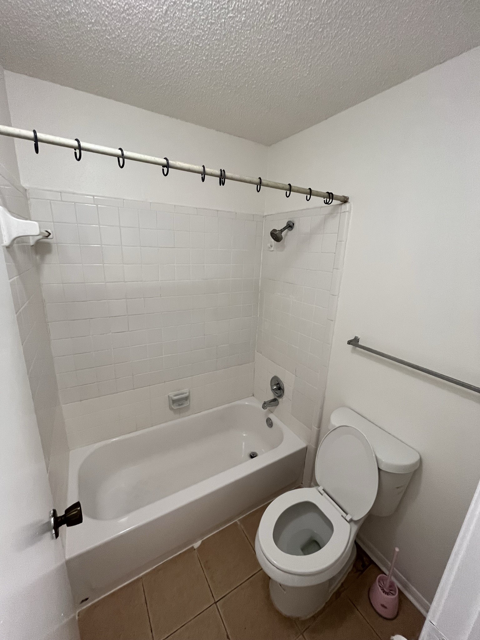 2120 El Paseo Street, Unit 1912 Houston, TX 77054 - Photo 20 of 34 a bathroom with a toilet and a bath tub