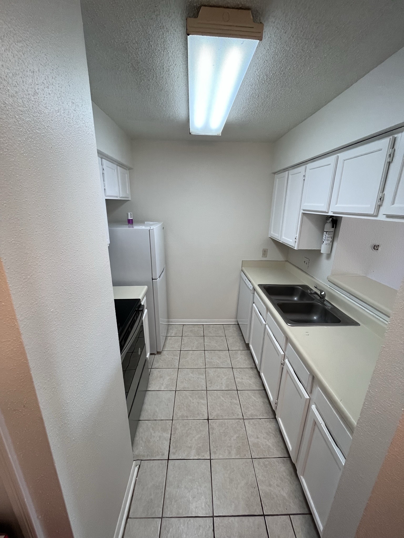 2120 El Paseo Street, Unit 1912 Houston, TX 77054 - Photo 21 of 34 a kitchen with a sink a stove and cabinets