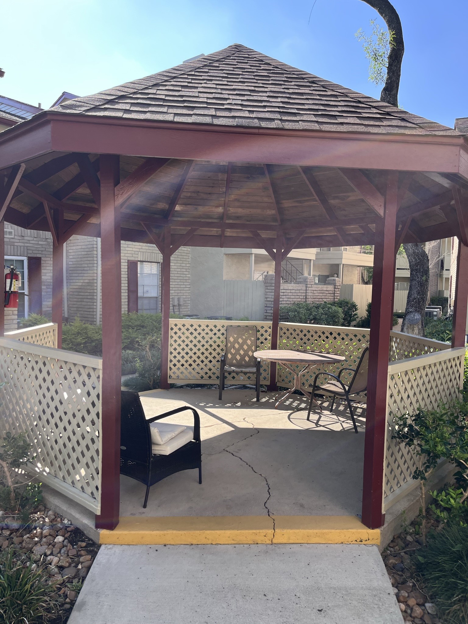 2120 El Paseo Street, Unit 1912 Houston, TX 77054 - Photo 28 of 34 a view of a patio with table and chairs