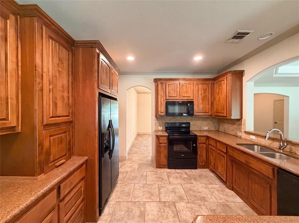 121 Rey Del Mar Circle Weatherford, TX 76085 - Photo 2 of 24