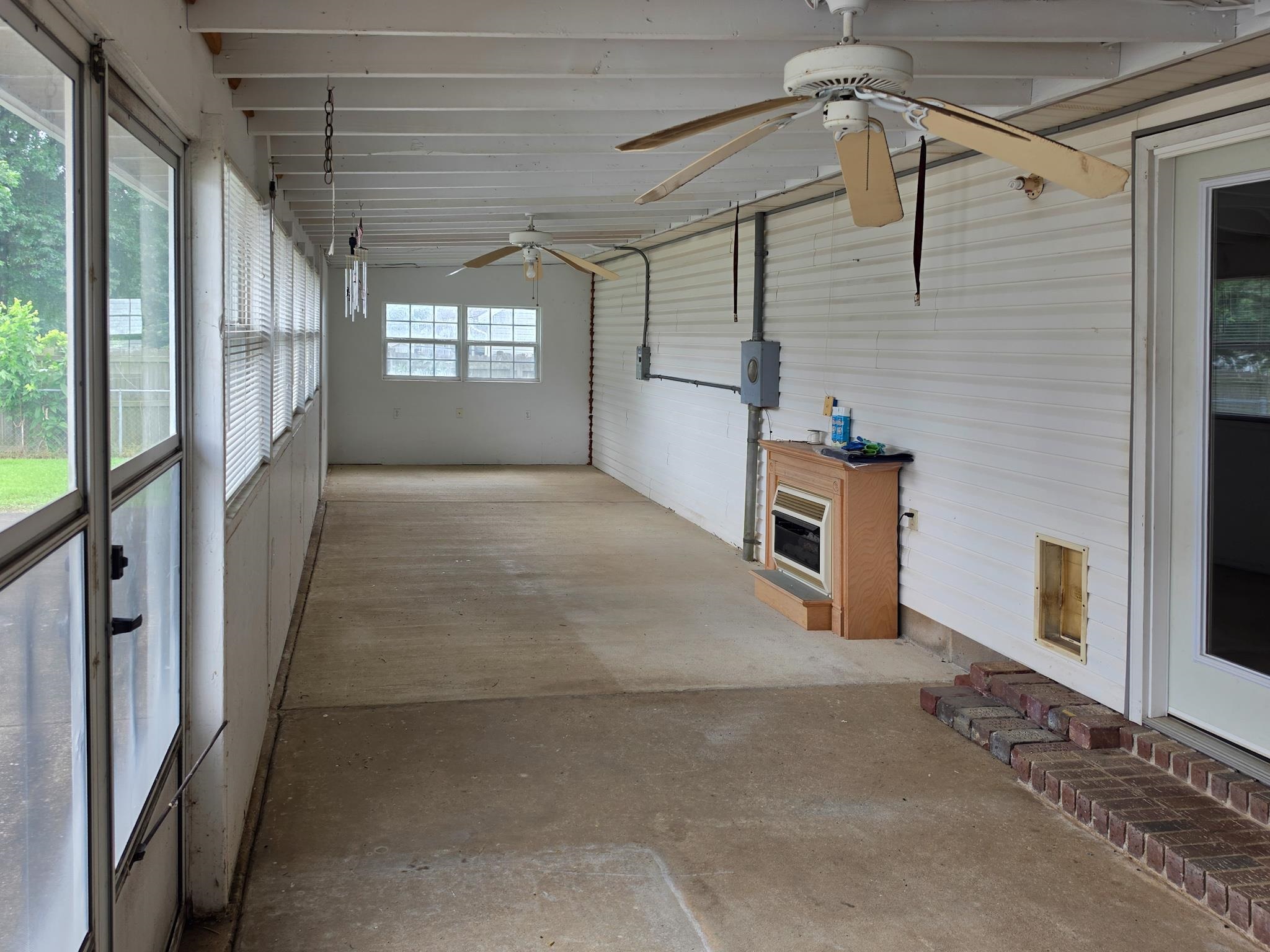 966 Beaver Road Munford, TN 38058 - Photo 25 of 32 Enclosed patio space featuring a concrete floor and a full wall of vertical windows