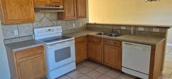 $1,950 | 39 Dunthorte Lane, San Antonio, TX 78250