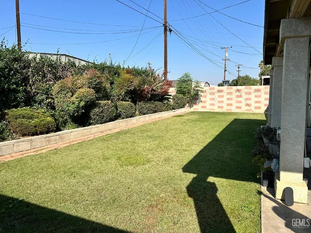 a view of a backyard