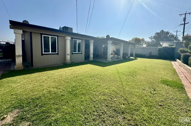 a house view with swimming pool