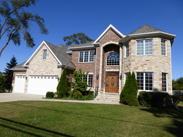 311 North Westgate Road Mount Prospect, IL 60056 - Photo 1 of 18 a front view of a house with a yard