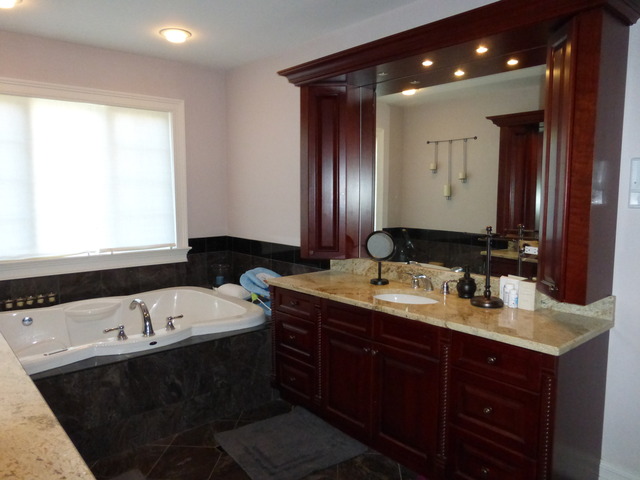 311 North Westgate Road Mount Prospect, IL 60056 - Photo 11 of 18 a bathroom with a tub sink and mirror