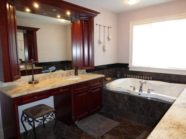 311 North Westgate Road Mount Prospect, IL 60056 - Photo 12 of 18 a bathroom with a tub sink and mirror