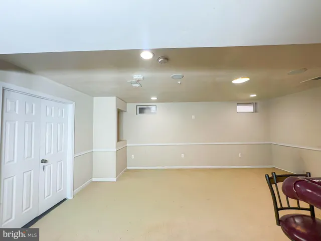 a view of livingroom with furniture