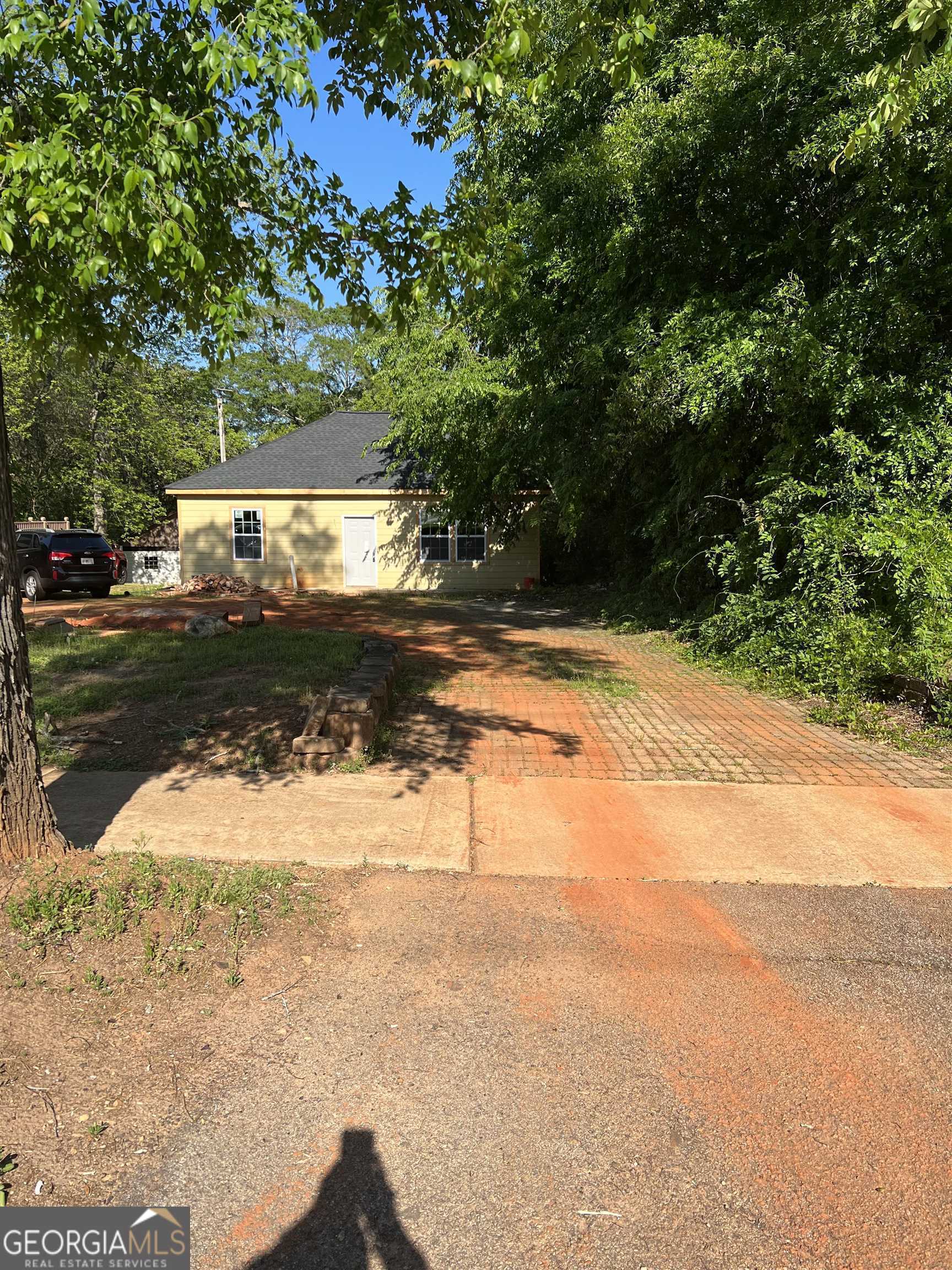 a view of a yard with an trees