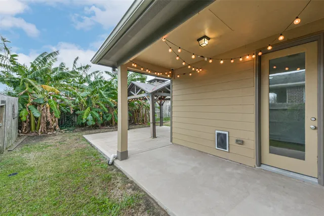 a view of a livingroom with furniture