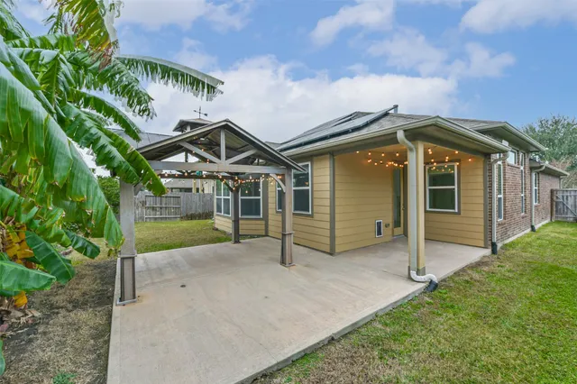 a front view of house with yard and entertaining space
