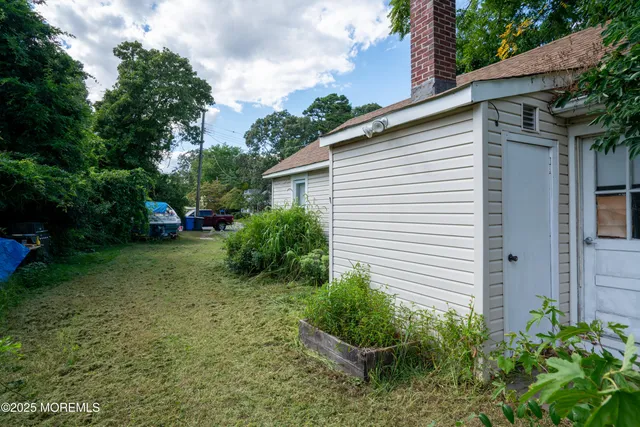 a view of a house with a yard and plants