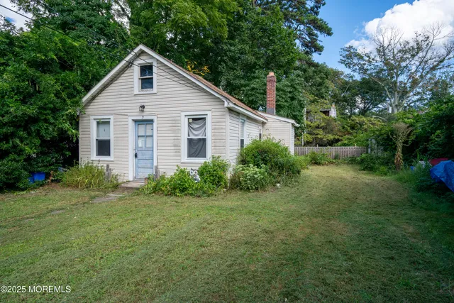 a view of a house with yard and garden