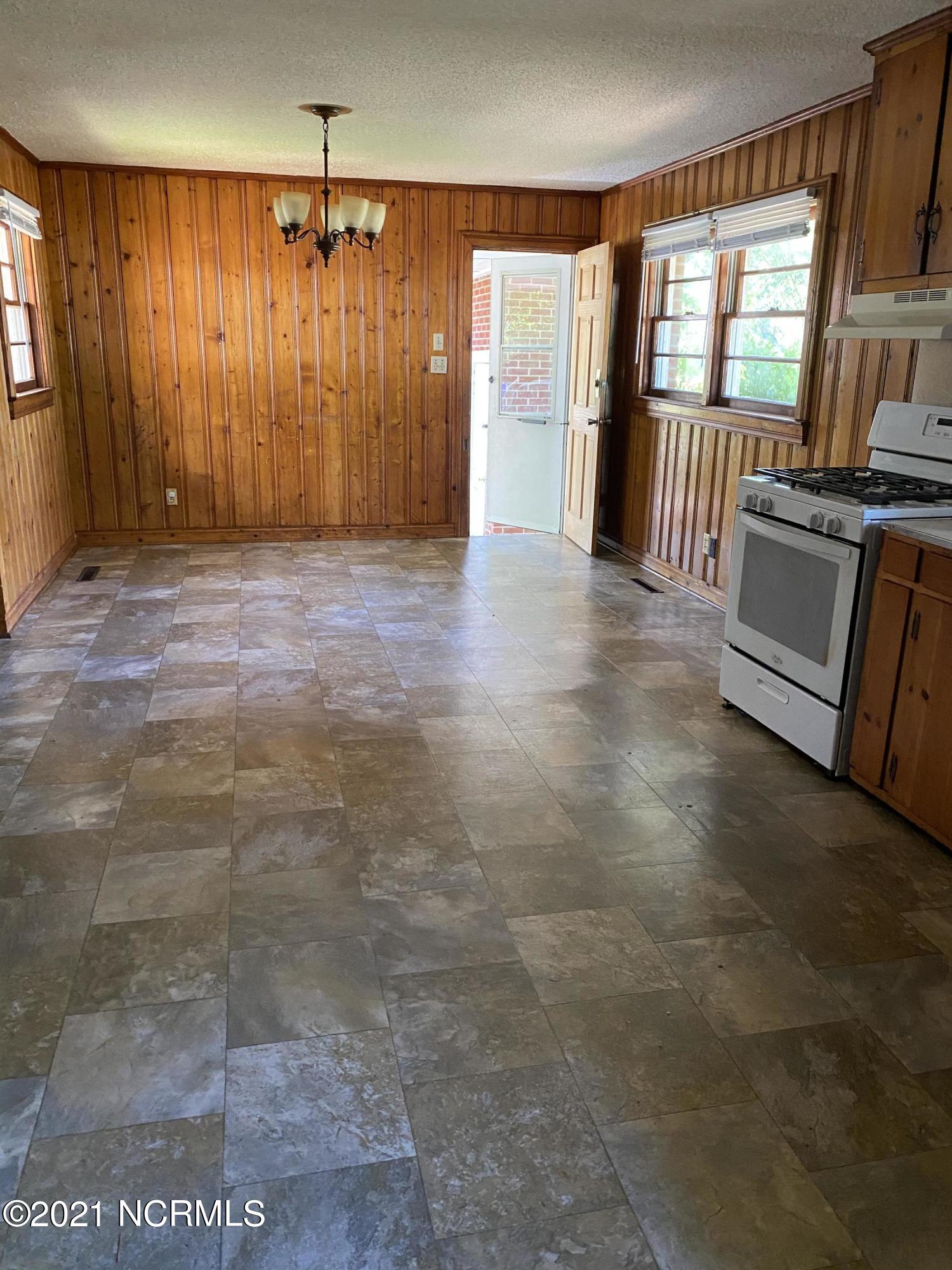 1604 Queens Road Kinston, NC 28501 - Photo 8 of 20 4EDE4BC0-F689-4724-959A-4A6E2E704BE6