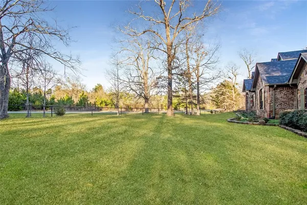 a view of yard with green space