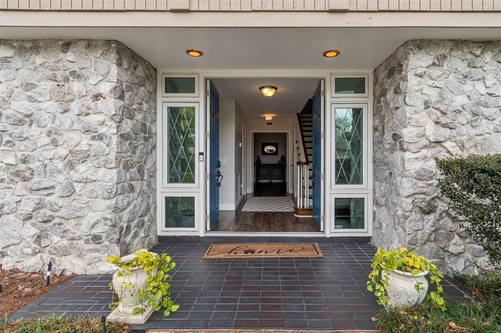 11713 Phoenix Circle Tampa, FL 33618 - Photo 3 of 71