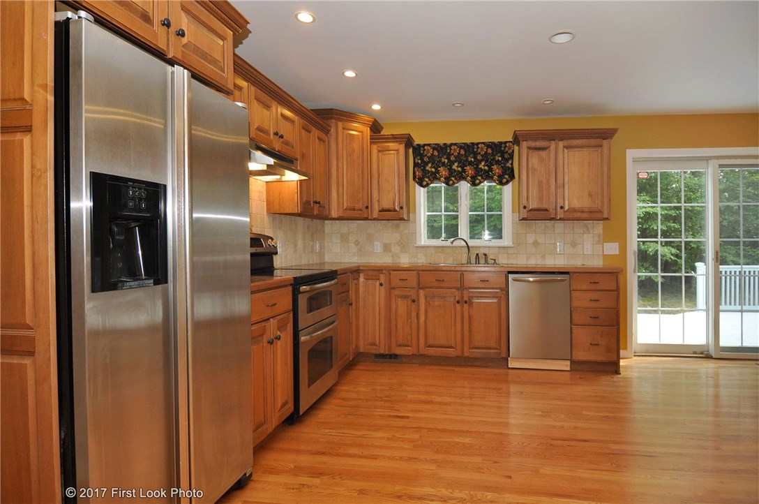 22 Stone Bridge Way Hopkinton, RI 02832 - Photo 6 of 39 Kitchen