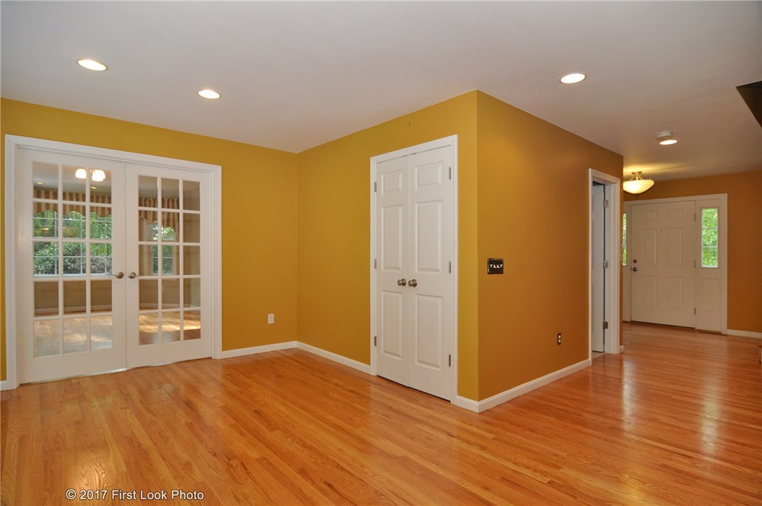 22 Stone Bridge Way Hopkinton, RI 02832 - Photo 8 of 39 Kitchen/Dining Area