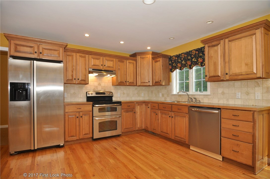 22 Stone Bridge Way Hopkinton, RI 02832 - Photo 9 of 39 Kitchen