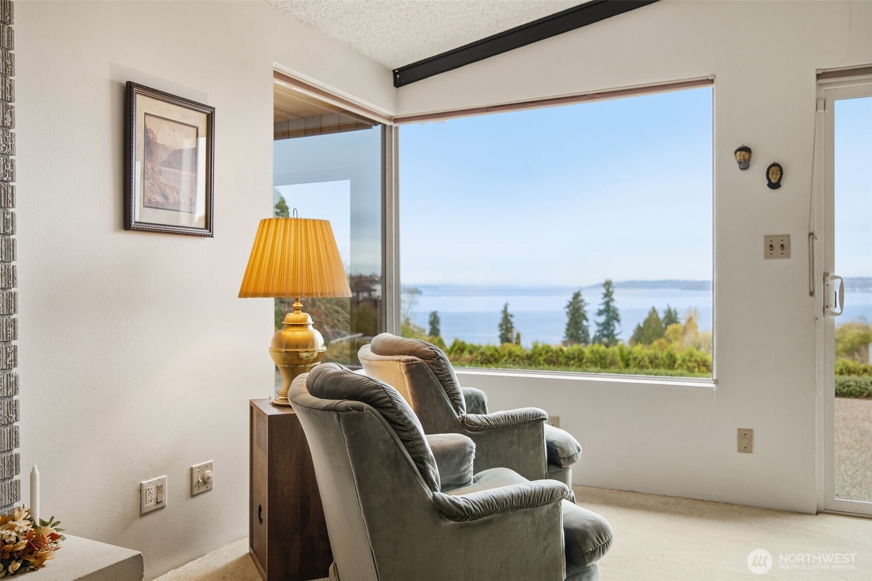 204 Southwest 298th Place Federal Way, WA 98023 - Photo 14 of 31 a living room with furniture and a window