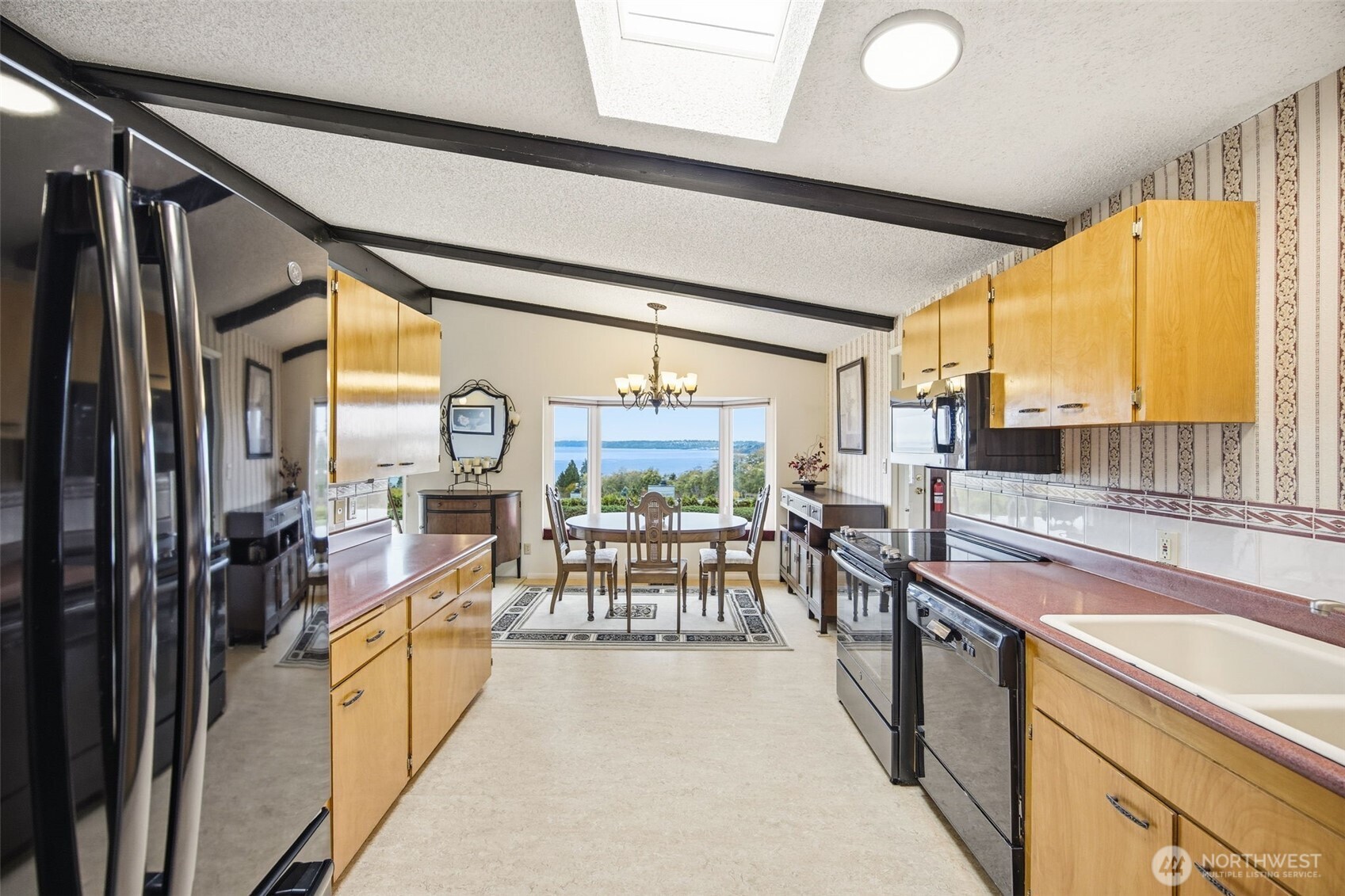 204 Southwest 298th Place Federal Way, WA 98023 - Photo 17 of 31 a very nice looking room with a large window