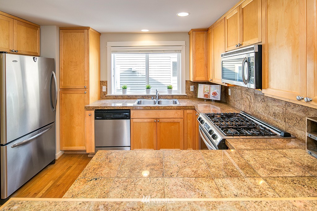 4313 Linden Avenue North, Unit B Seattle, WA 98103 - Photo 8 of 18 Gallery Image 8