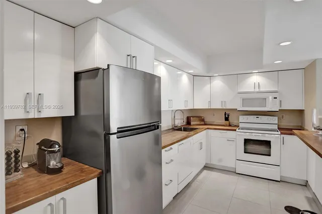 $2,800 | 19390 Collins Avenue, Unit 302, Sunny Isles Beach, FL 33160