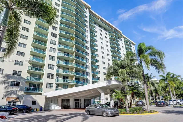 $2,800 | 19390 Collins Avenue, Unit 302, Sunny Isles Beach, FL 33160