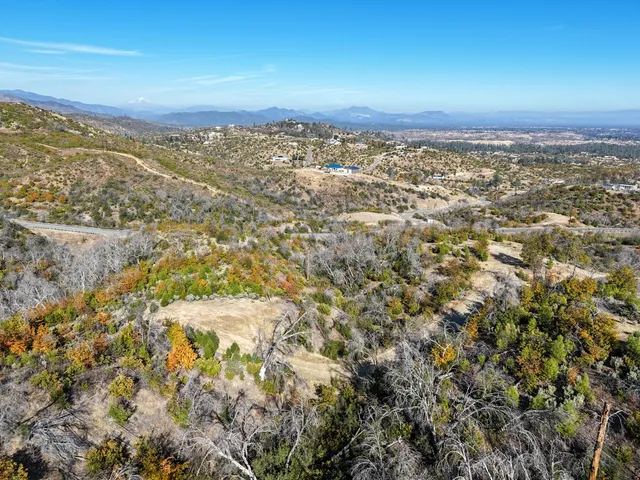 a view of a houses with a yard