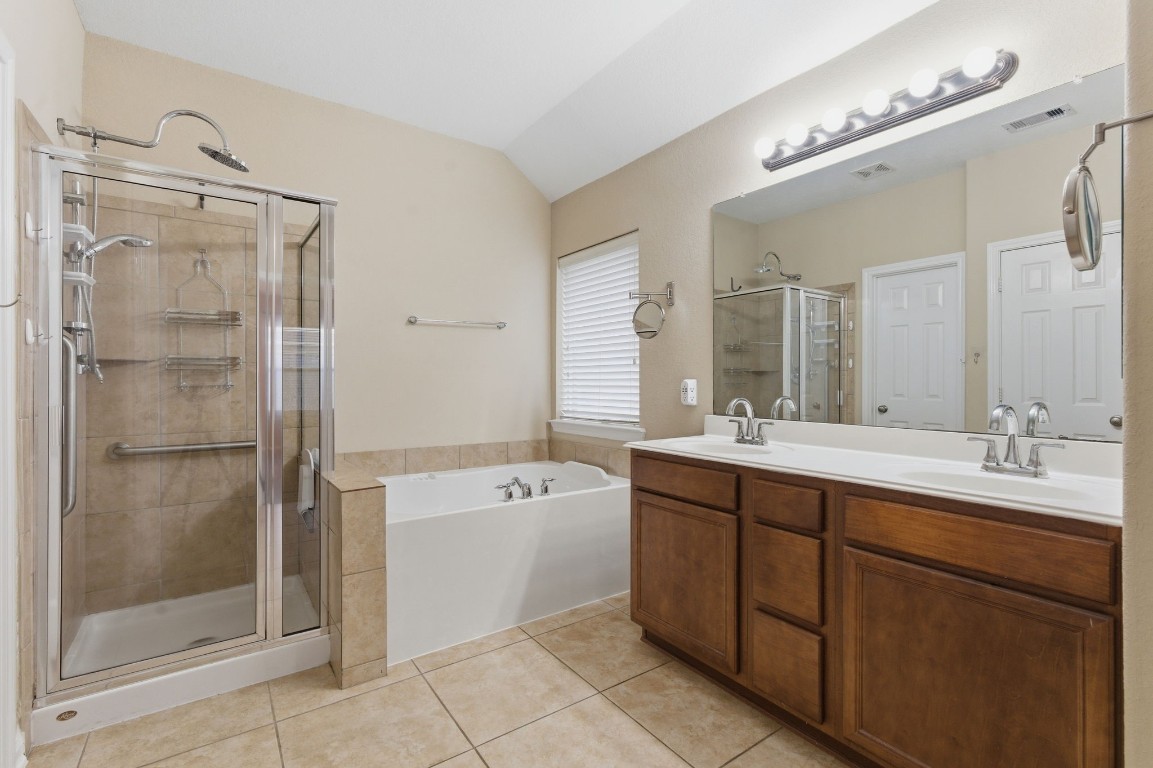 21822 Mount Hunt Drive Spring, TX 77388 - Photo 16 of 26 Luxurious en suite with a spacious walk-in closet!