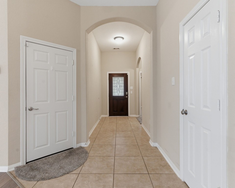 21822 Mount Hunt Drive Spring, TX 77388 - Photo 4 of 26 Inviting view from the family room to the elegant front entrance.
