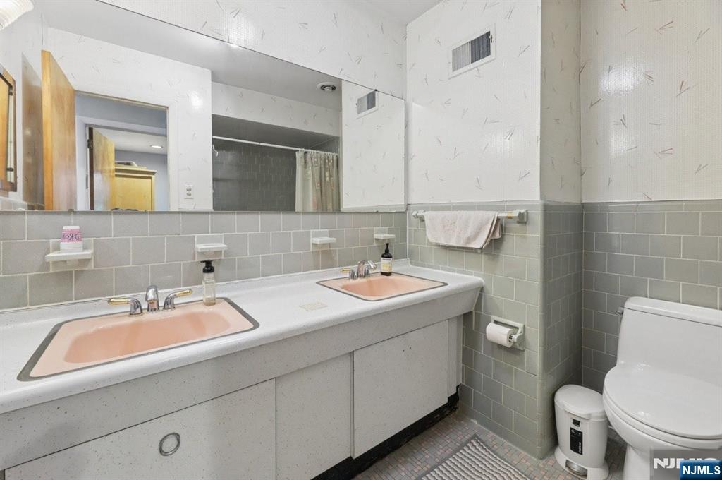 384 Rutland Avenue Teaneck, NJ 07666 - Photo 20 of 36