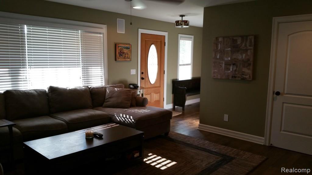 3963 Samuel Avenue Rochester, MI 48309 - Photo 4 of 54 Entry
