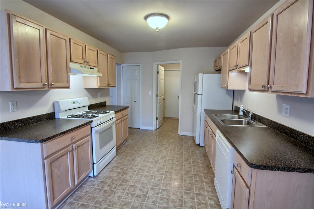 30121 Raintree Circle New Baltimore, MI 48047 - Photo 4 of 16 31316075-3.JPG