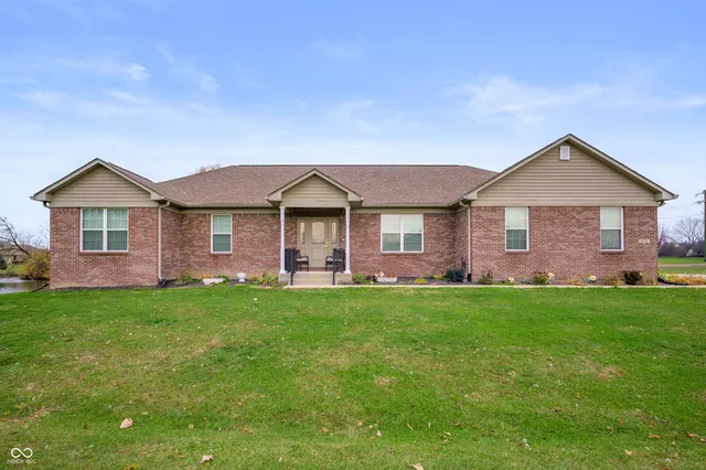 $379,900 | 5026 West Stonehaven Lane, New Palestine, IN 46163