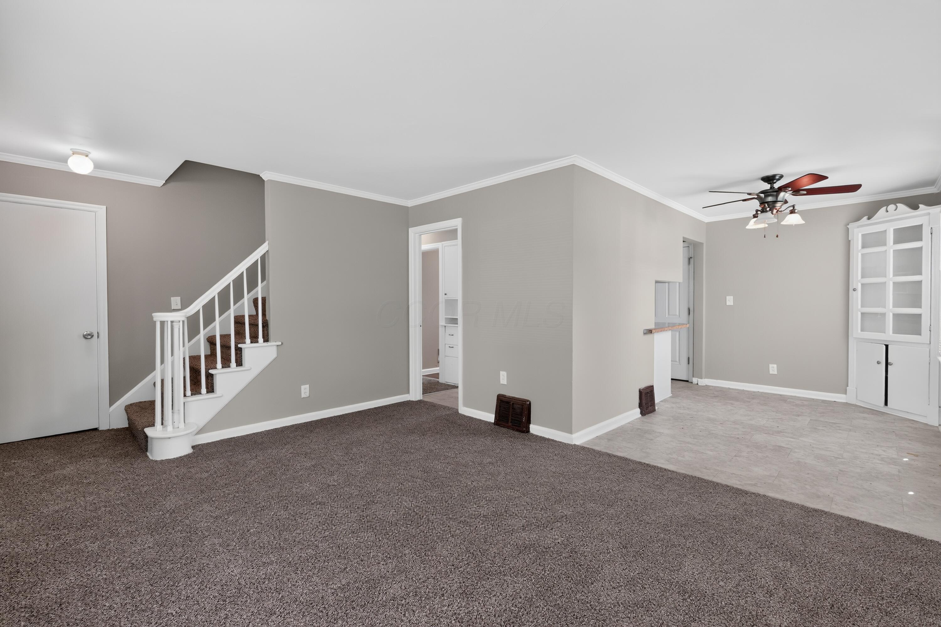 636 South Ashburton Road Columbus, OH 43213 - Photo 4 of 32 07_636_S_Ashburton_Rd-Living_room-n-16