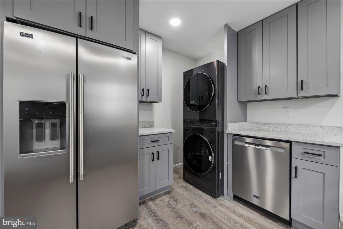 16206 Ashbox Road Brandywine, MD 20613 - Photo 19 of 30 Sleek modern kitchen with appliances.