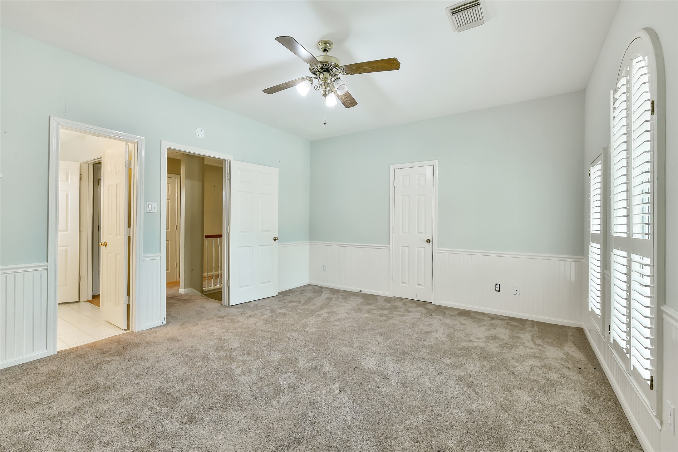 5803 Song Ridge Court Houston, TX 77041 - Photo 35 of 45 an empty room with closet and windows