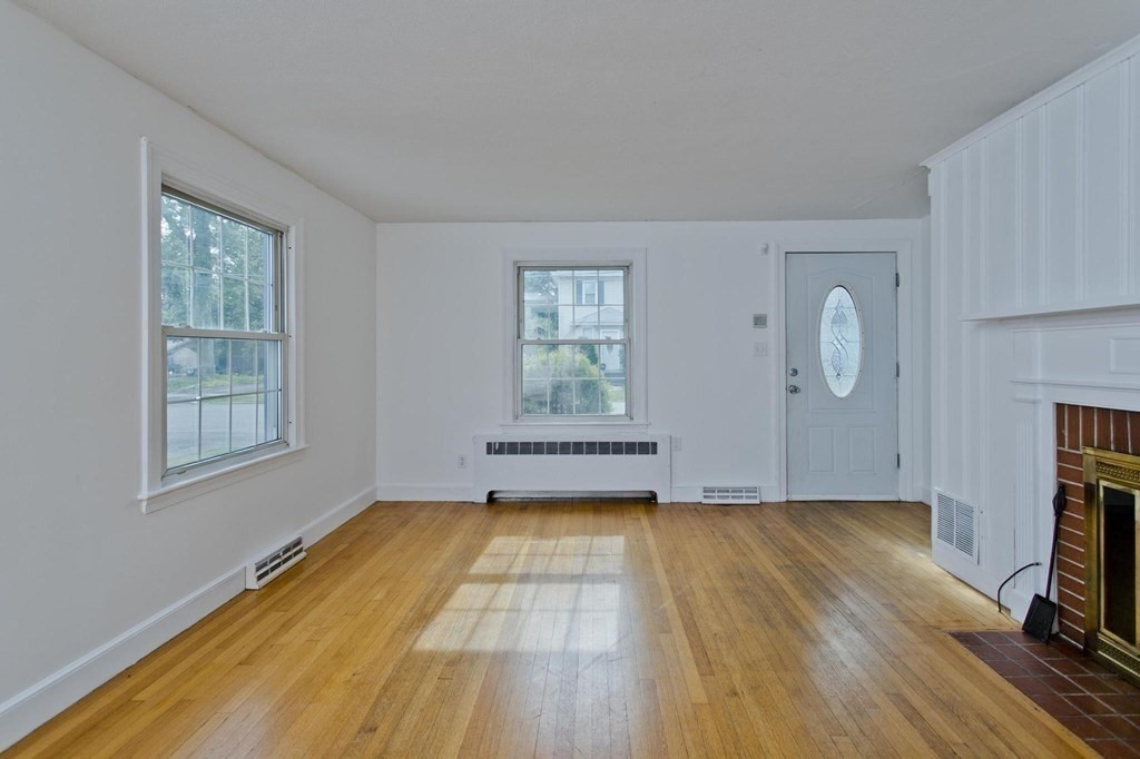 27 Brighton Street Springfield, MA 01118 - Photo 8 of 42