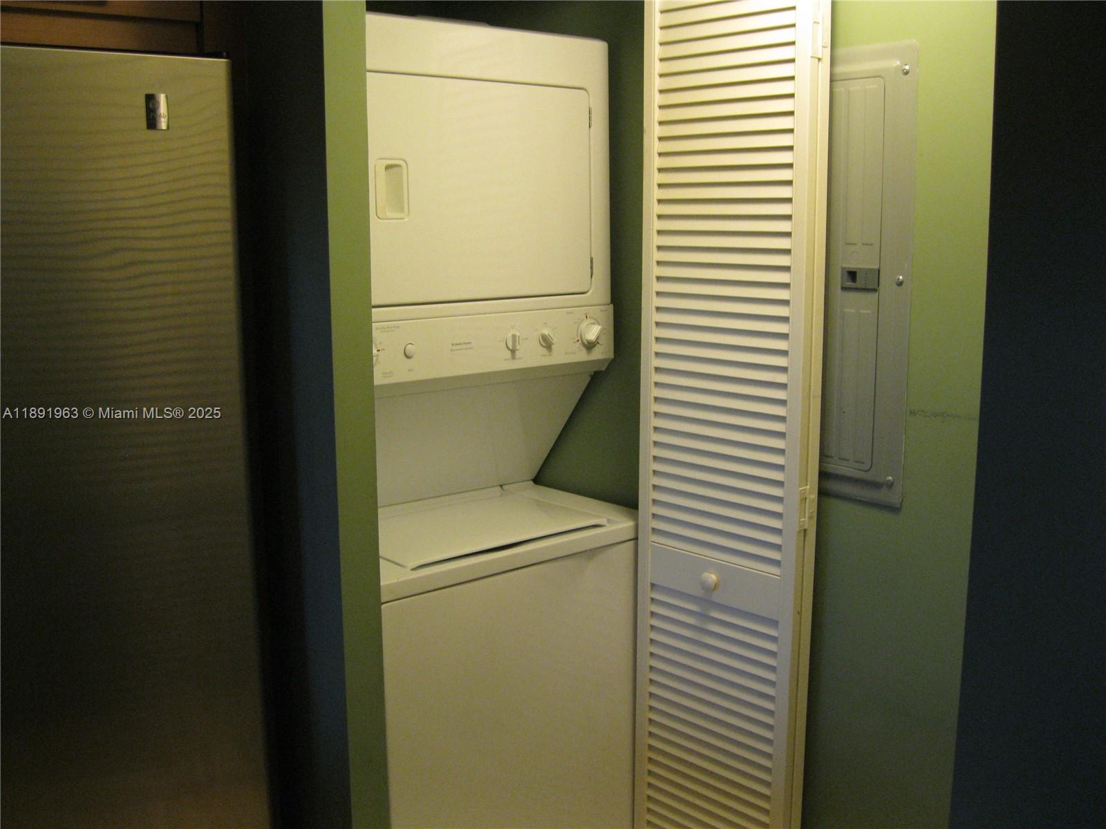 31 Southeast 5th Street, Unit 1210 Miami, FL 33131 - Photo 16 of 26 a utility room with dryer and washer