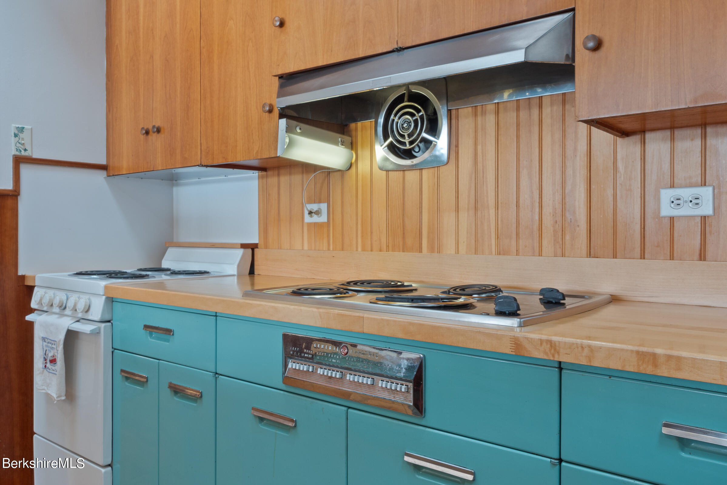 61 Bramble Lane Lenox, MA 01240 - Photo 20 of 42 a kitchen with a stove and cabinets